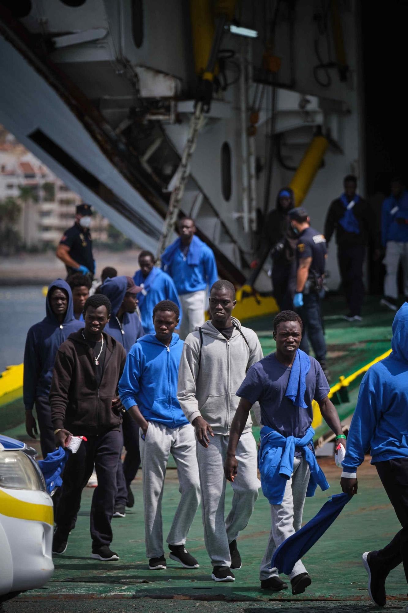 Llegada del ferry Armas con migrantes desde El Hierro