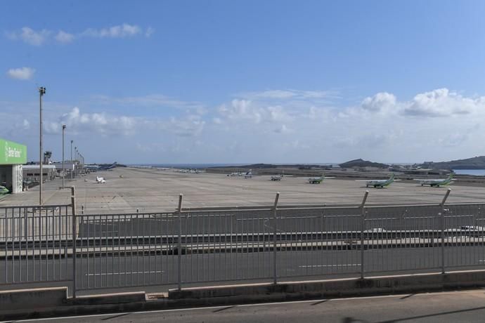 26-03-20  GRAN CANARIA. AEROPUERTO DE GRAN CANARIA. INGENIO TELDE. . Efecto del Covid-19 en el Aeropuerto de Gran Canaria, plataforma de aparcamiento de aviones vacía, últimos turistas y últimos en llegar.  Fotos: Juan Castro.