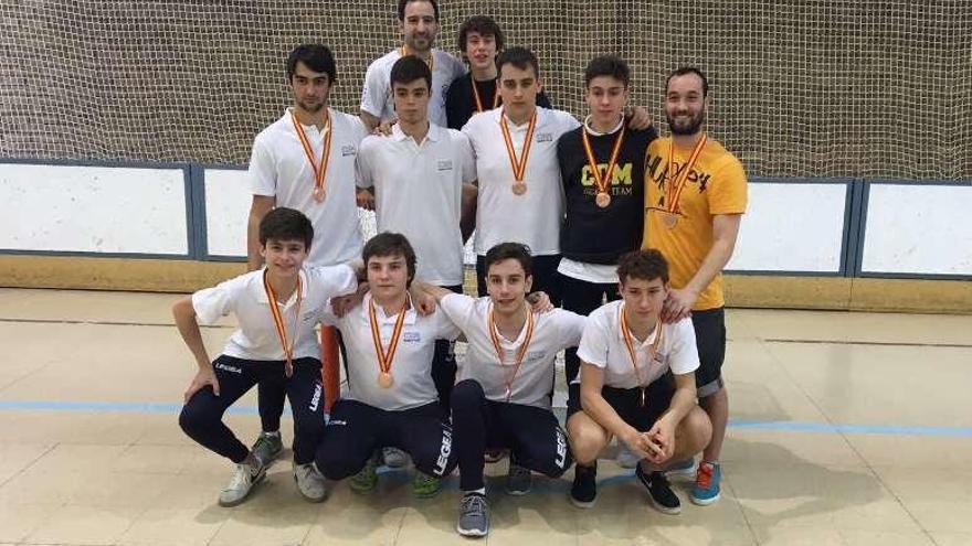 El equipo juvenil del Compañía con la medalla de bronce.