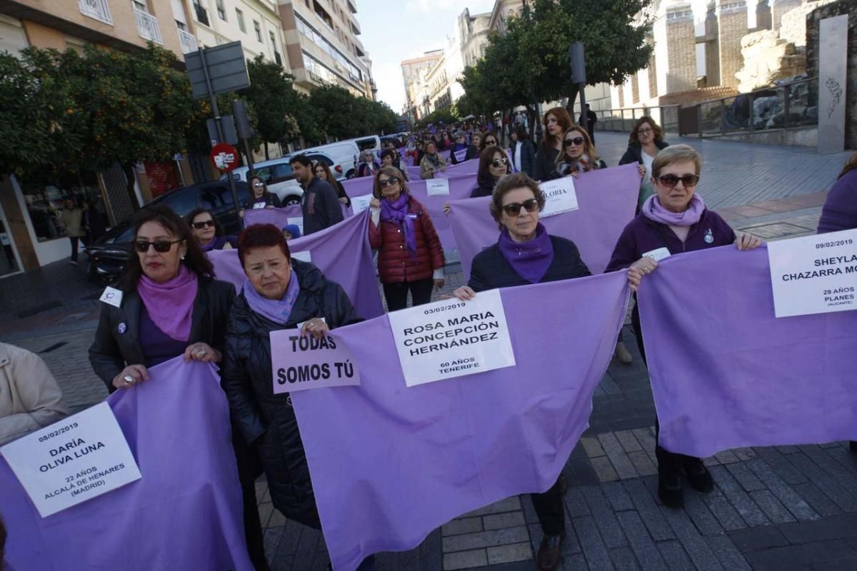 Multitudinaria manifestación contra la violencia hacia la mujeres