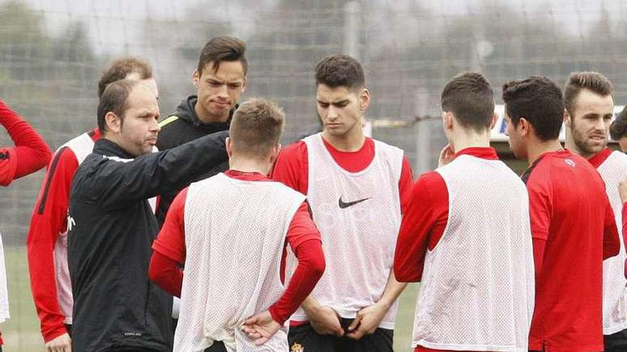 José Alberto se dirige a sus futbolistas en un entrenamiento.