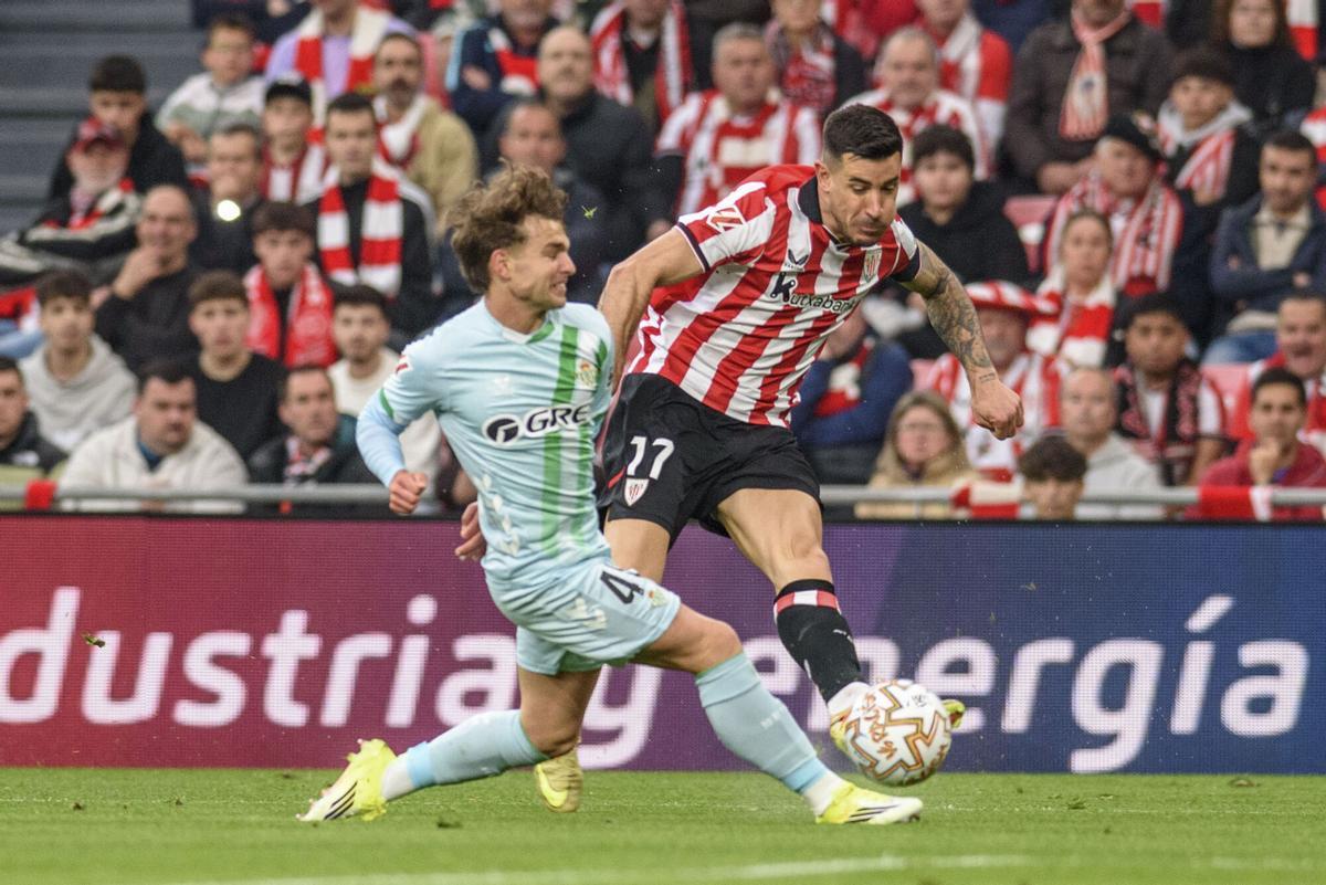Yuri Berchiche centra ante Ángel Ortiz durante el Athletic-Betis en San Mamés de la jornada 29 de LaLiga EA Sports
