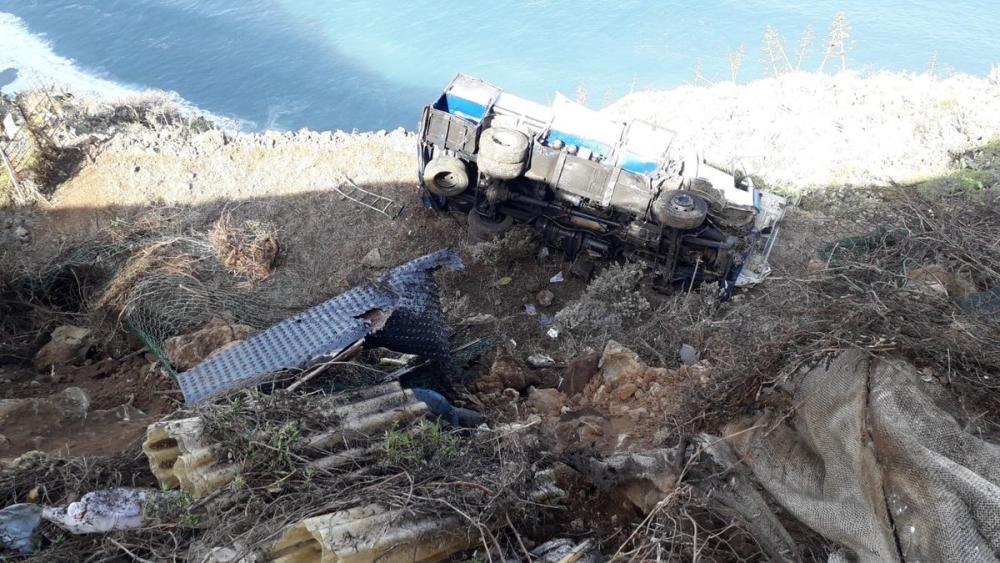 Un camión cae por una ladera en Tacoronte