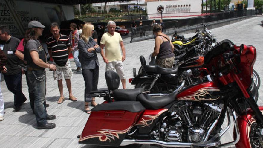 Algunes de les motocicletes que es van concentrar ahir a Lloret.