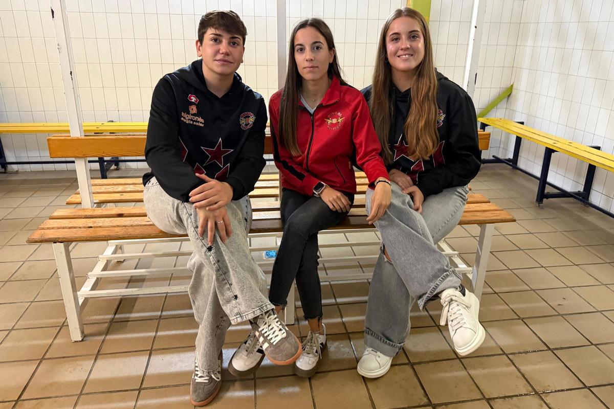 Tres jugadores del Bisbal Bàsquet assenyalen per on les van gravar.