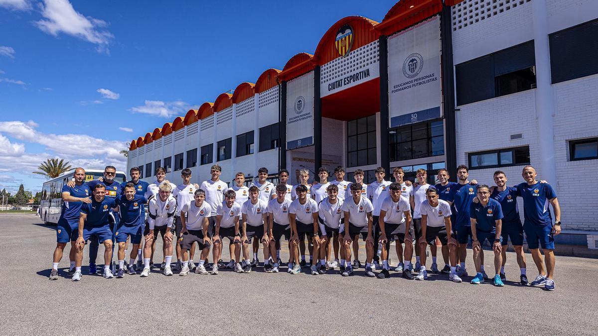 Entrada al campo del Juvenil del Valencia CF en la Copa de Campeones