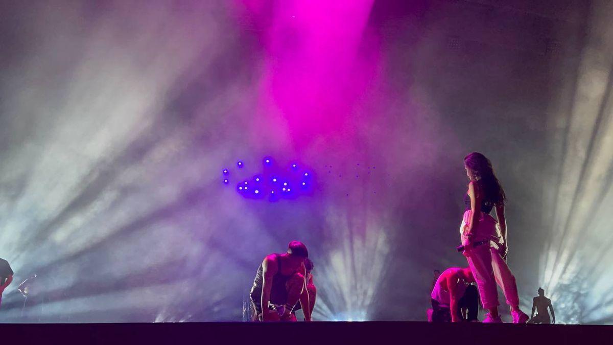 Primer ensayo de la cantante Chanel en el escenario del Carnaval de la Ciencia Ficción.