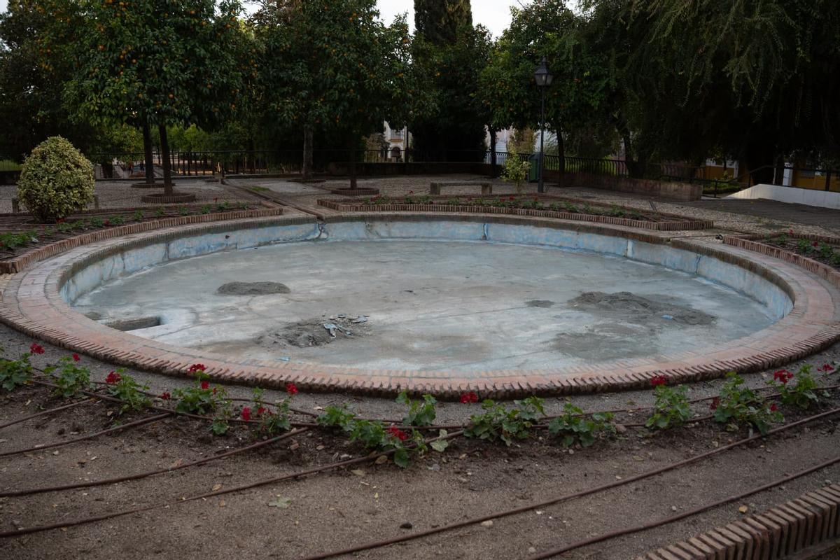 El presidente de Emacsa, Daniel García-Ibarrola, visita el inicio de las obras en las fuentes del Jardín de los Poetas.