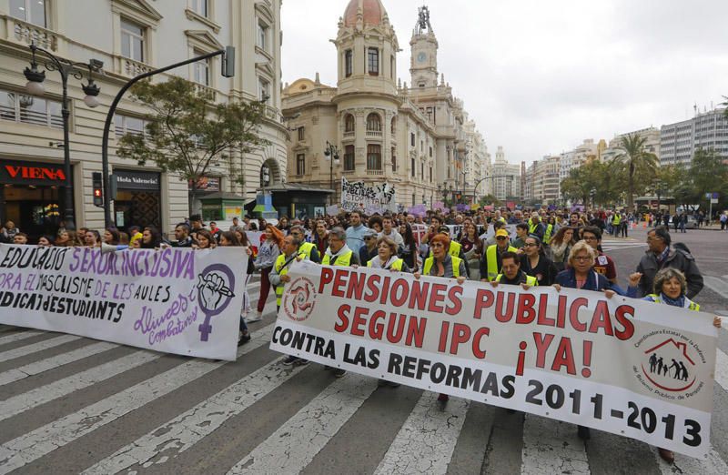 Estudiantes protestan en València contra el machismo en las aulas