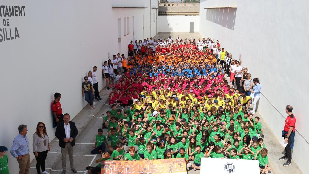 700 alumnes de 17 centres educatius participaren en la primera Trobada de Primària del curs a la província de València.