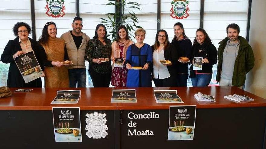 Presentación de la feria &quot;Moaña de tapa en tapa&quot; en el concello. // G.N.