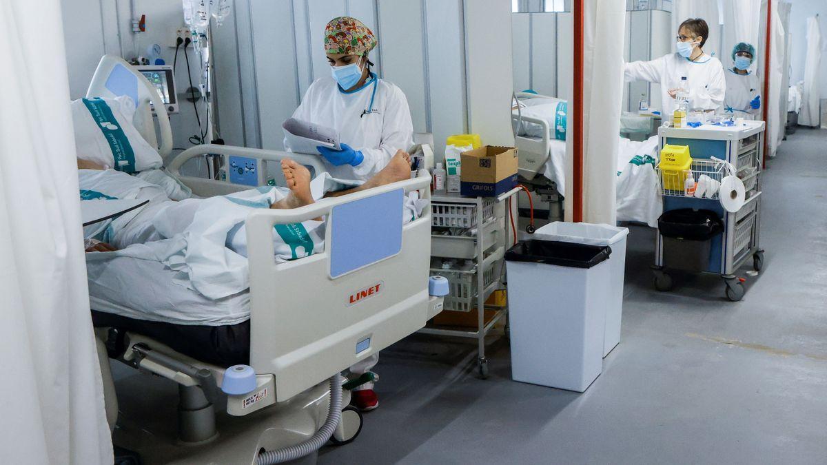 Sanitarios, atendiendo a enfermos de covid en un hospital.