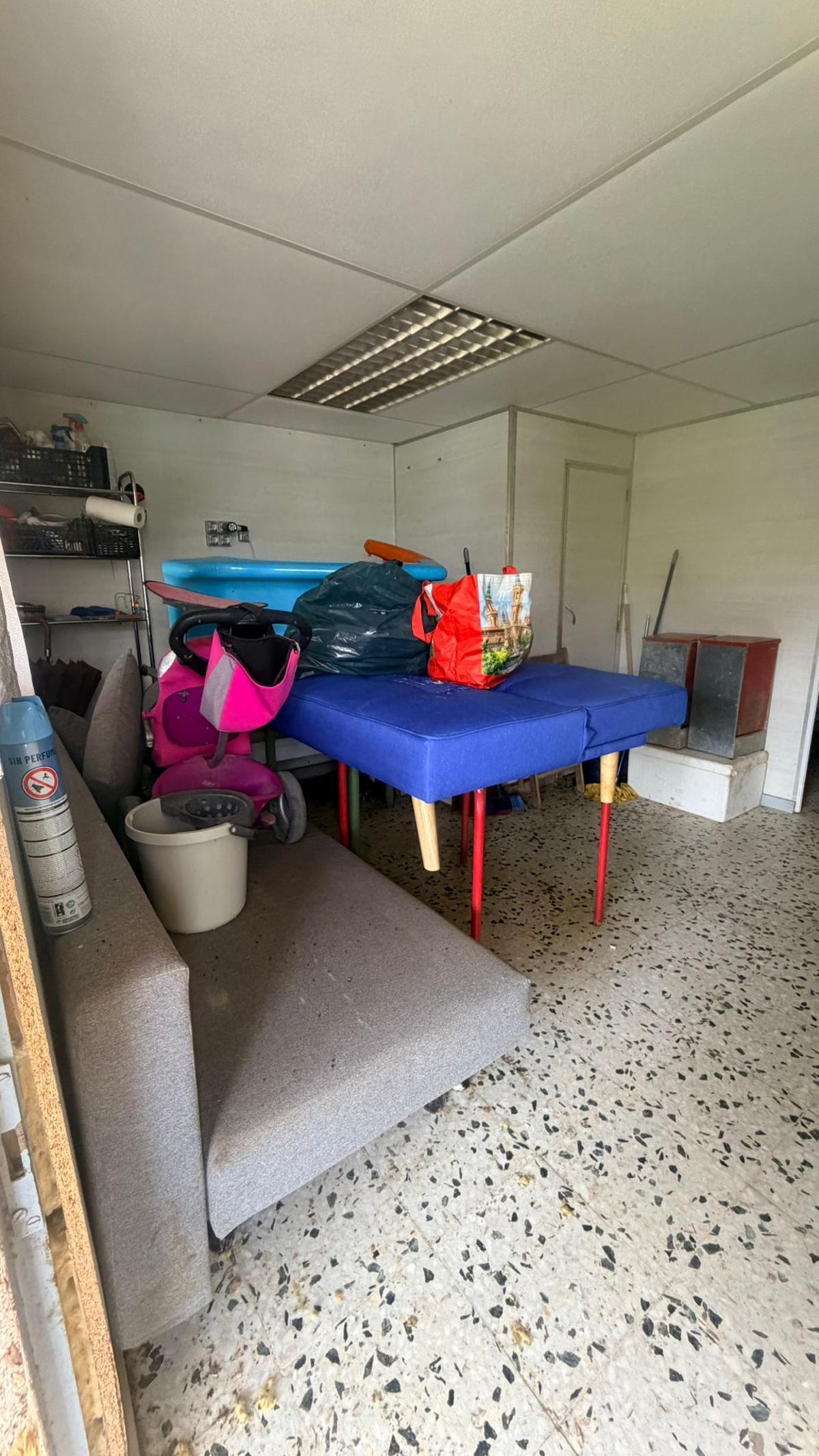 Los vecinos han dejado en alto todos los enseres que han podido.