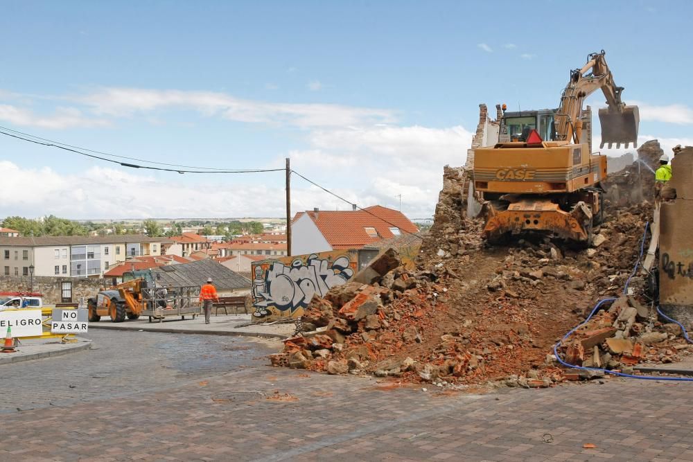 Derribo de una casa en la cuesta del Piñedo