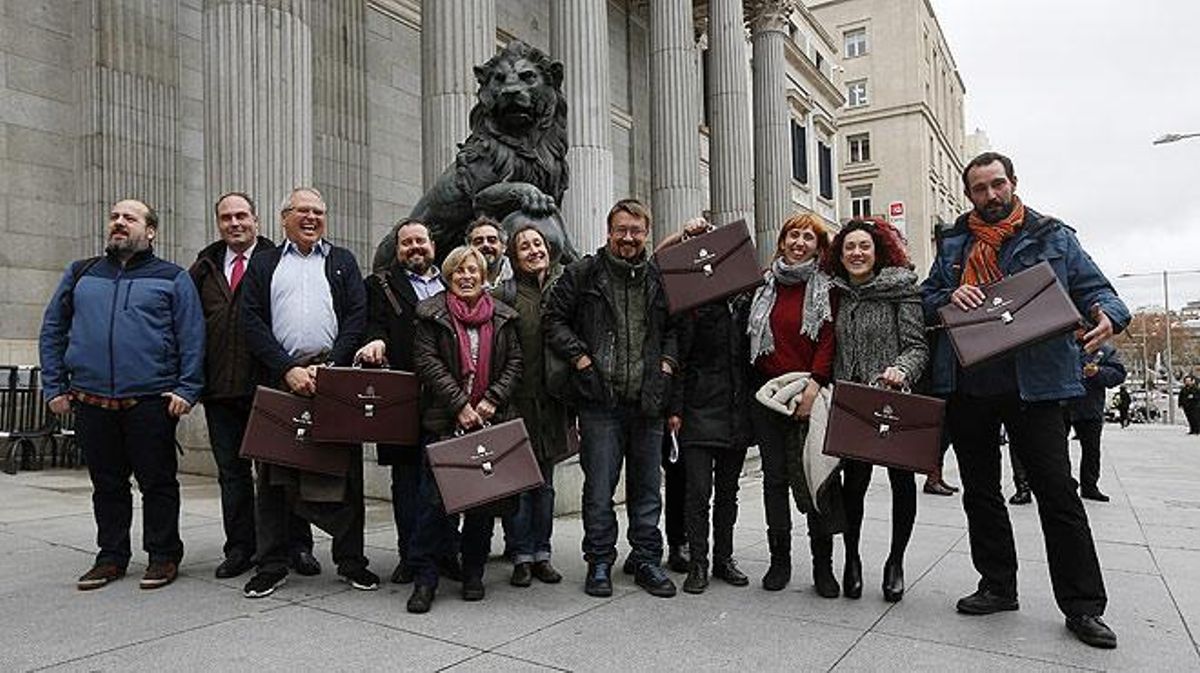 Xavier Domènech i els altres diputats d’En Comú Podem retiren les seves actes del Congrés dels Diputats.