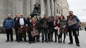 Xavier Domènech i els altres diputats d’En Comú Podem retiren les seves actes del Congrés dels Diputats.