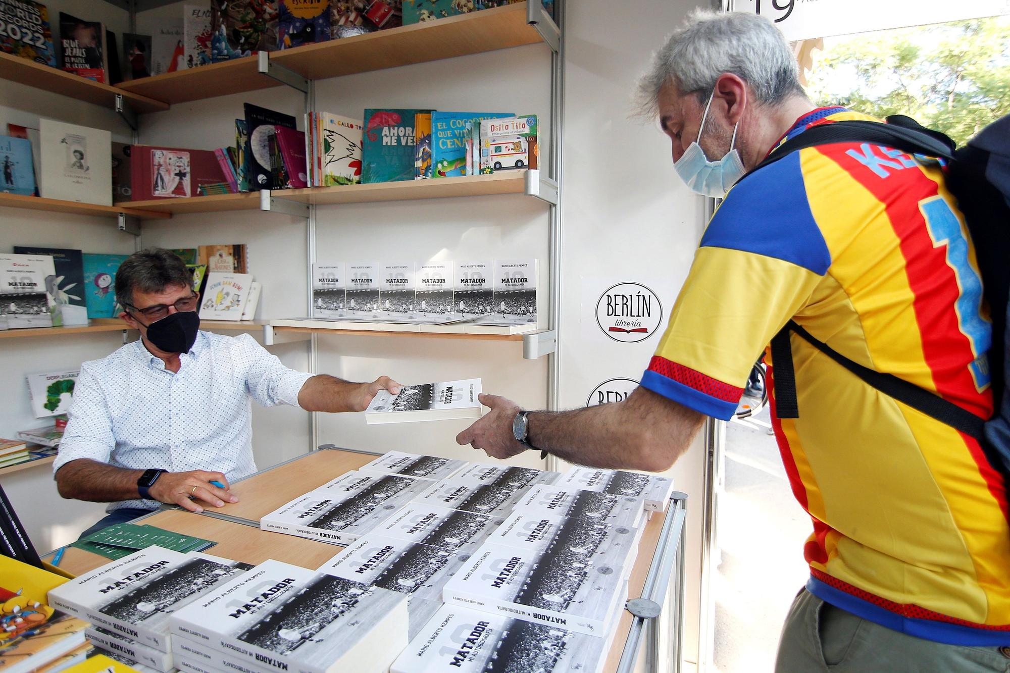 Kempes vuelve a València para firmar su biografía