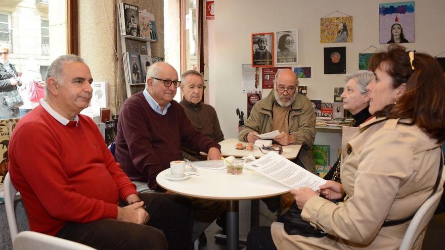 Los portavoces de Modepen, esta mañana en la Librería Berbiriana.