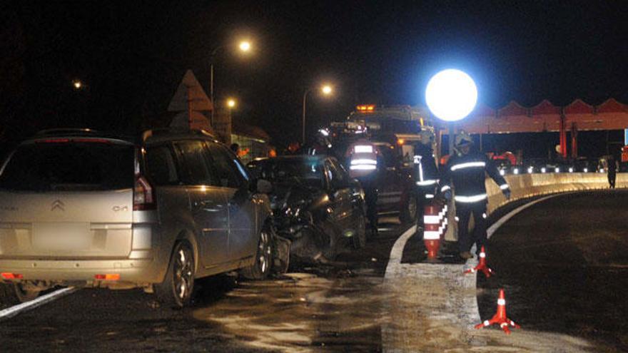 Los dos coches accidentados provocan colas en el peaje de Saiar. // N. Parga