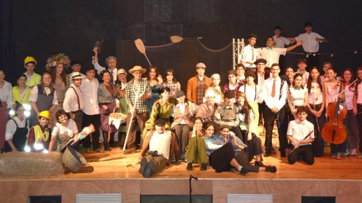 Elenco de «Salceda en Festa» durante una representación previa realizada esta semana para el alumnado del IES Pedras Rubias.