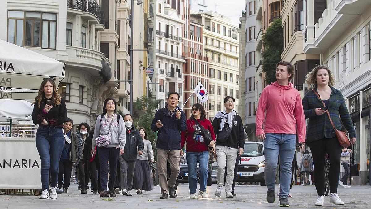 Turistas extranjeros por el centro de València.