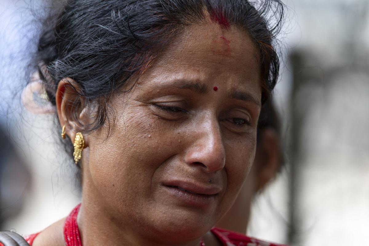 Una mujer llora a las puertas del hospital tras una riada repentina en Trishuli Bazar, distrito de Nuwakot (Nepal). Una mujer llora a las puertas del hospital tras una riada repentina en Trishuli Bazar, distrito de Nuwakot (Nepal).