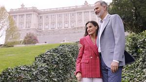Felipe VI y Letizia, estos días atrás en los jardines del Palacio Real, en Madrid, en una sesión de fotografías realizada por la Zarzuela con motivo de su 20º aniversario de boda.