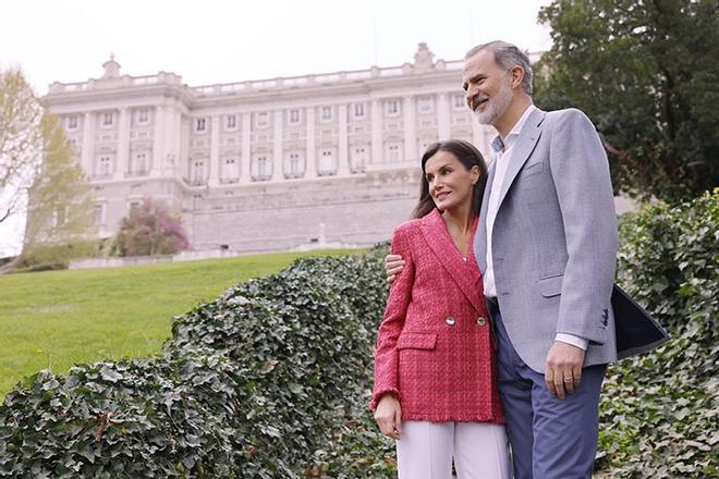 Felipe VI y Letizia, estos días atrás en los jardines del Palacio Real, en Madrid, en una sesión de fotografías realizada por la Zarzuela con motivo de su 20º aniversario de boda.