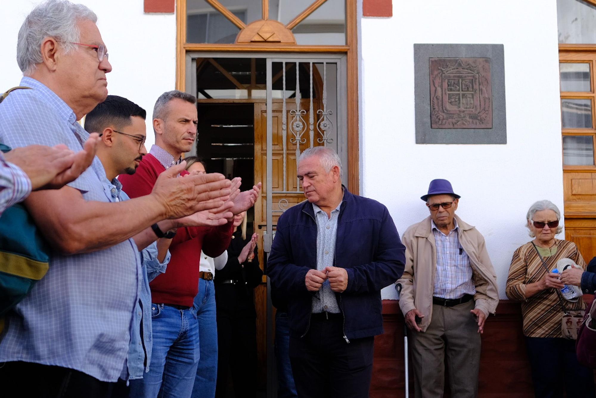 Minuto de silencio y último adiós a la mujer asesinada en La Aldea