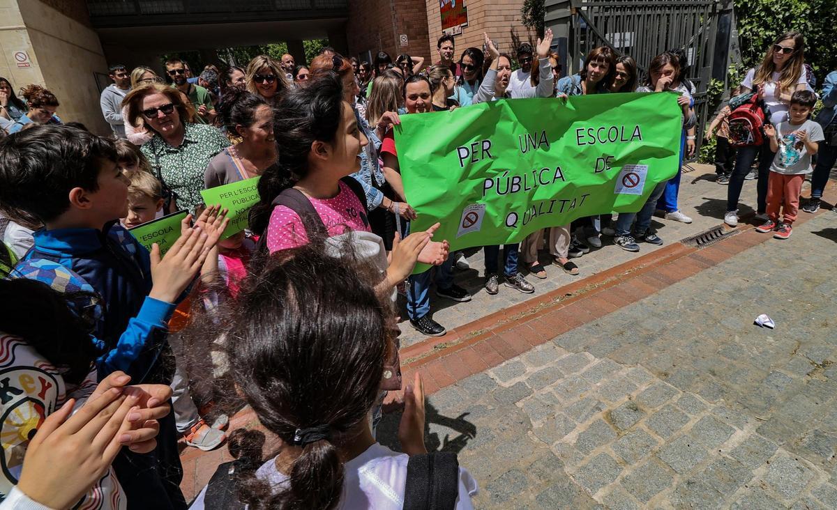 Concentración en el colegio El Romeral de Alcoy contra la supresión de un aula en 2024