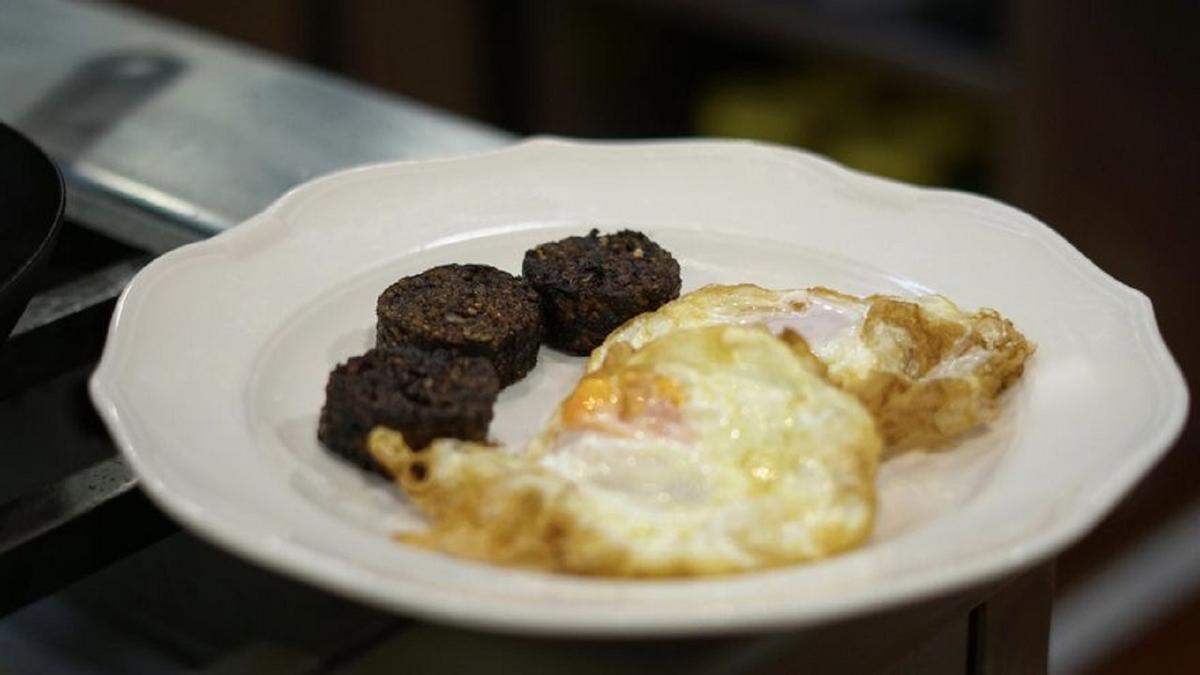 Huevos fritos con morcilla.