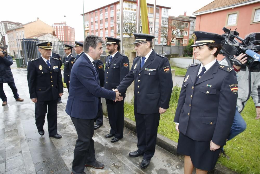 Visita del director general de la Policía, Gabino de Lorenzo y el Jefe Superior de la Policía de Asturias a la comisaría de Policía Nacional de Avilés