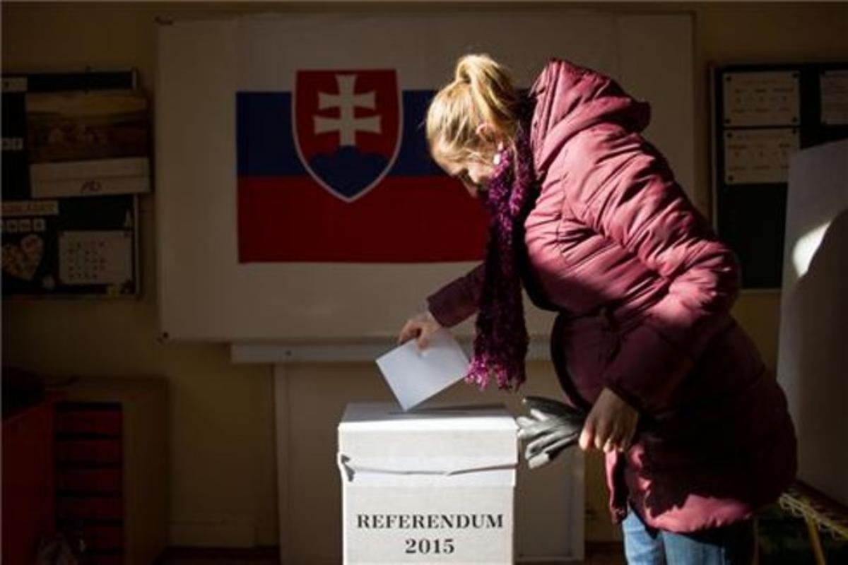 Una dona diposita el seu vot en una urna a Bratislava. 