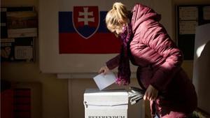 Una dona diposita el seu vot en una urna a Bratislava. 