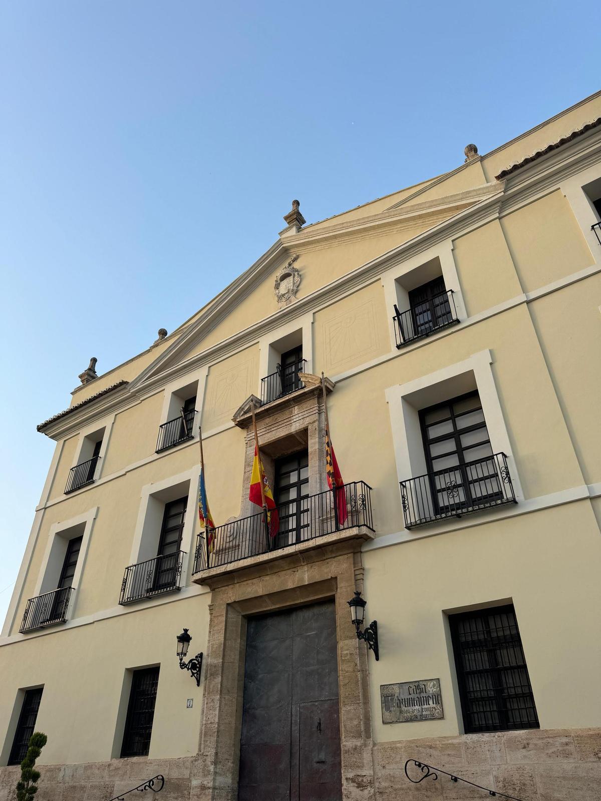 Fachada del Ayuntamiento de Paterna con las banderas a media asta.