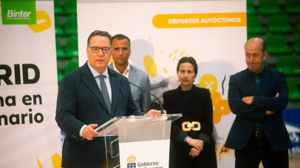 El consejero de Educación, Formación Profesional, Actividad Física y Deportes, Poli Suárez, durante la presentación de la luchada.