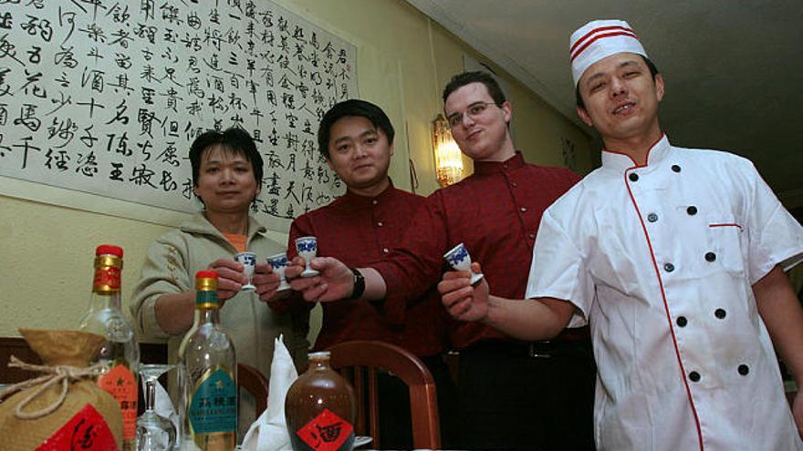 Restaurante. Nong Chen brinda por este nuevo año junto a sus compañeros de trabajo, entre los que se encuentra el joven malagueño Damián.