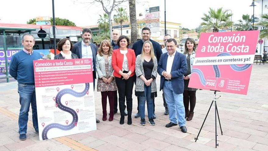 Miguel Ángel Heredia y Fuensanta Lima, junto a varios ediles del PSOE y vecinos de Mijas.