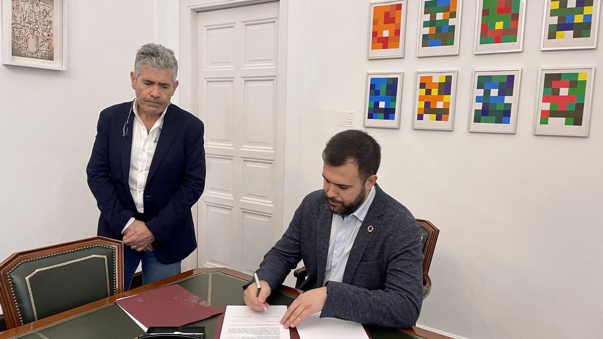 El presidente del colegio de Veterinarios y el alcalde, este lunes durante la firma del convenio de colaboración.