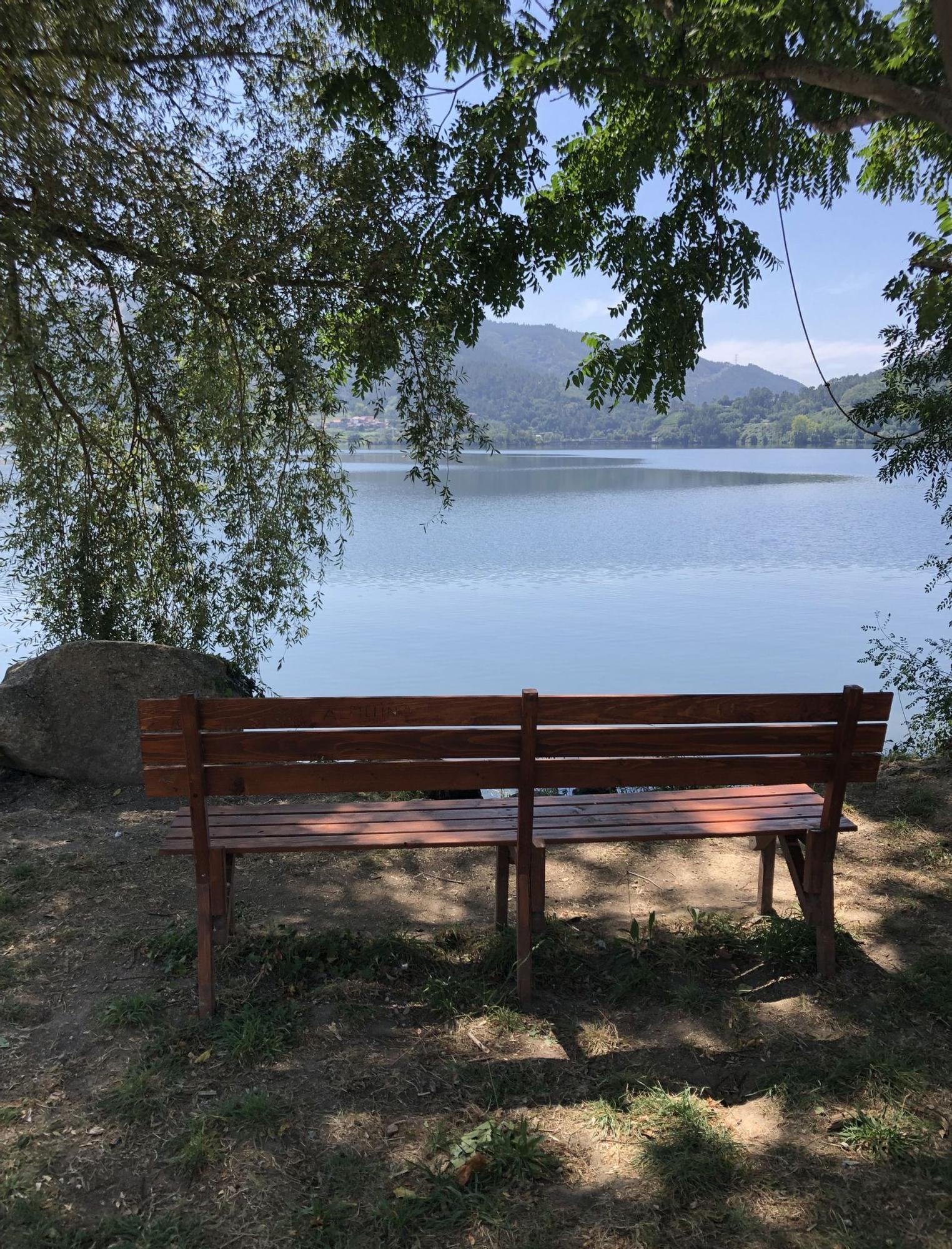 Un banco en Ventosela para que la imaginación surque el embalse de Castrelo de Miño. / A. A.