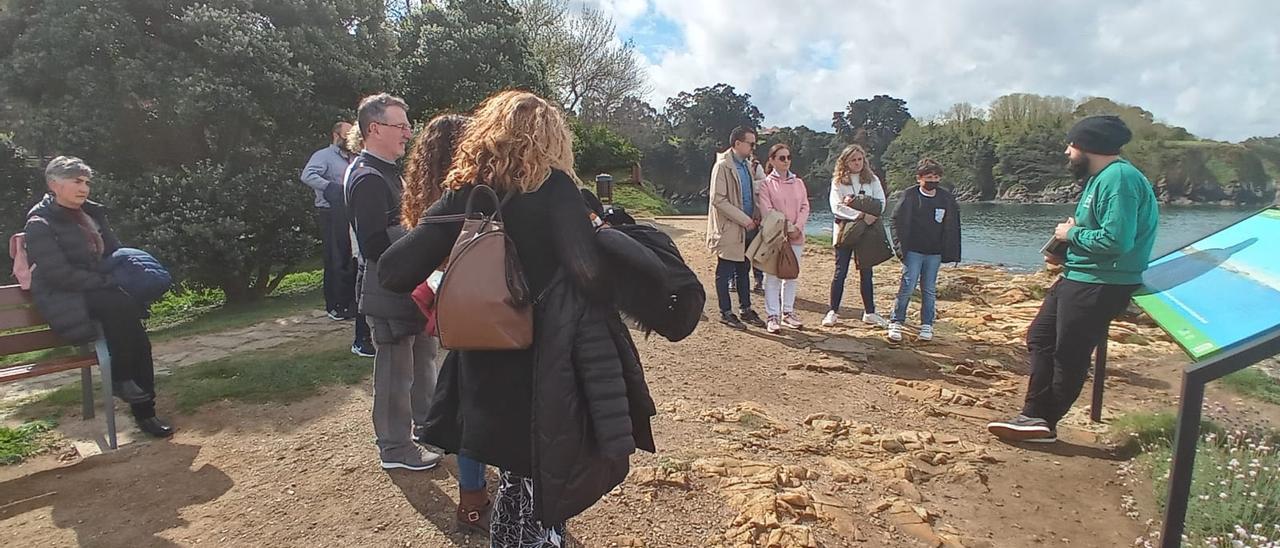 Ángel Prieto, ambientólogo del Ceida, en una de las visitas guiadas a la isla de Santa Cruz