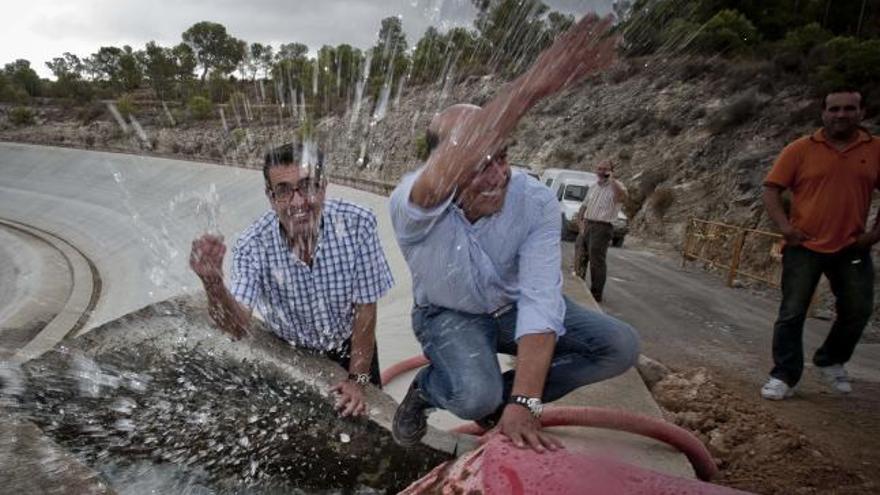 Los regantes del Vinalopó celebran la llegada del agua del Júcar.