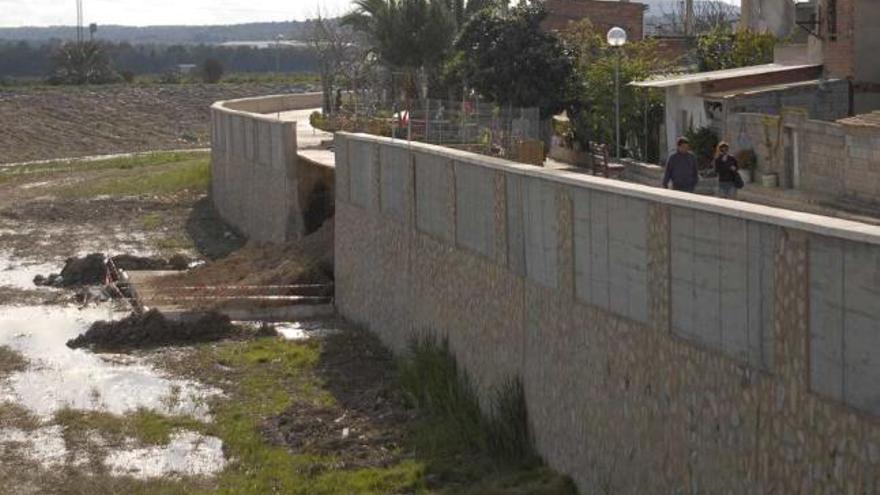 La caída de un muro en el río deja más de 16 horas sin agua a Fomentera del Segura