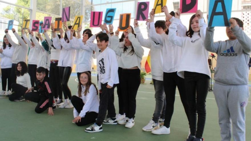 Alumnos del centro durante la
inauguración. aytototana