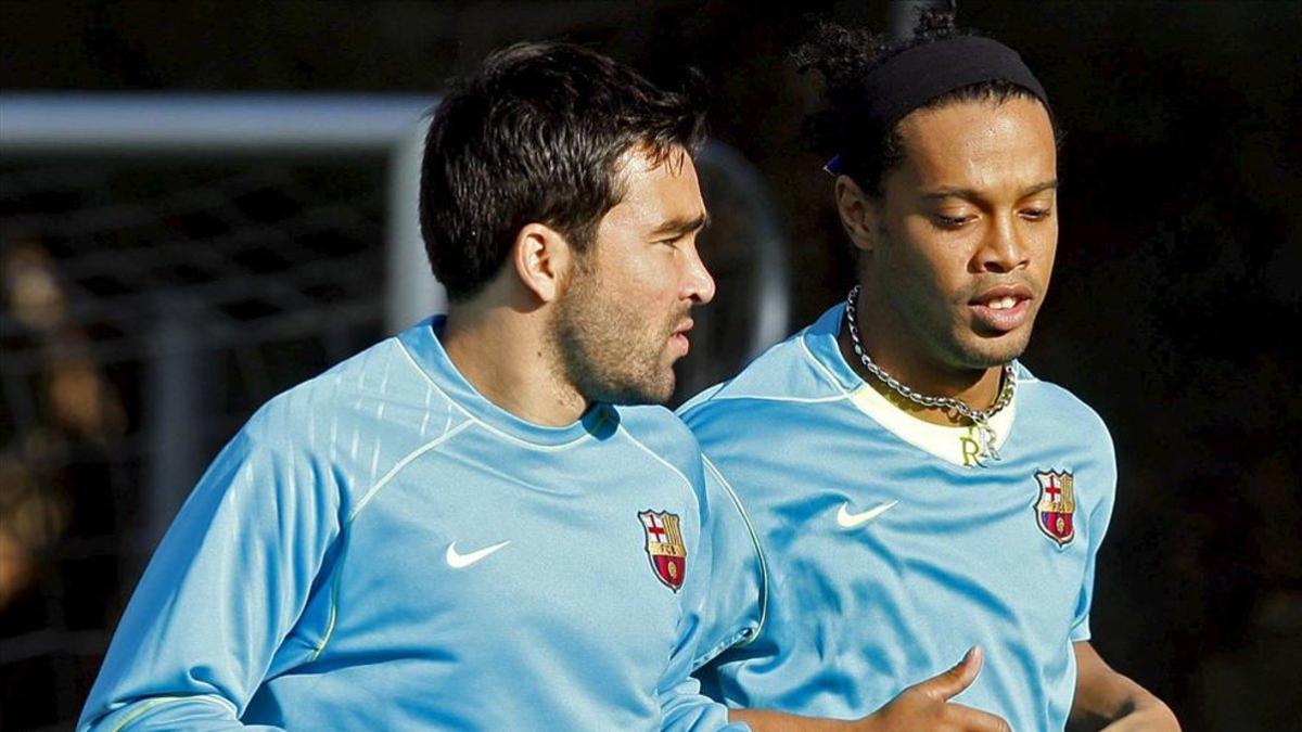 Deco junto a Ronaldinho en un entrenamiento durante su etapa en Barcelona