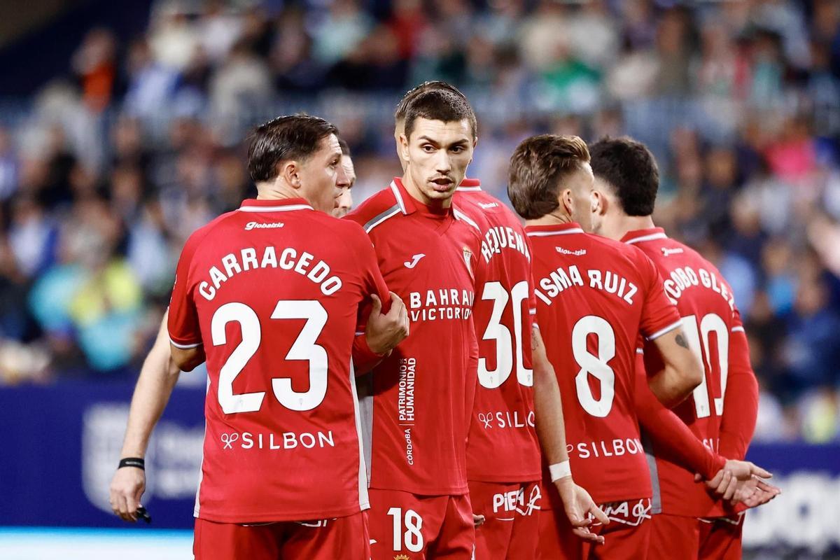 Adrián Fuentes, en el centro de la imagen, celebra junto a sus compañeros su gol en La Rosaleda.