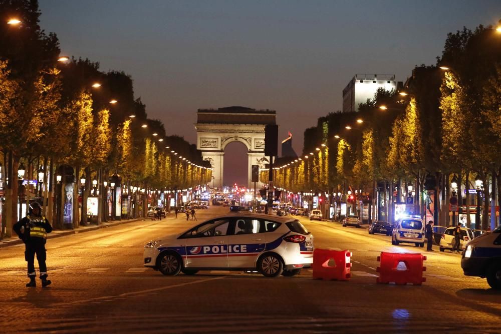 Atentado terrorista en los Campos Elíseos de París.