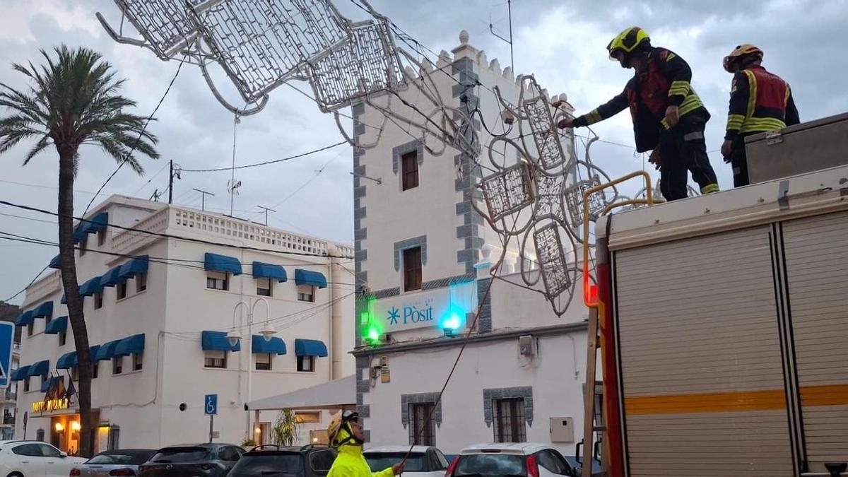 Los bomberos retiran el alumbrado de fiestas que se ha desprendido en Xàbia