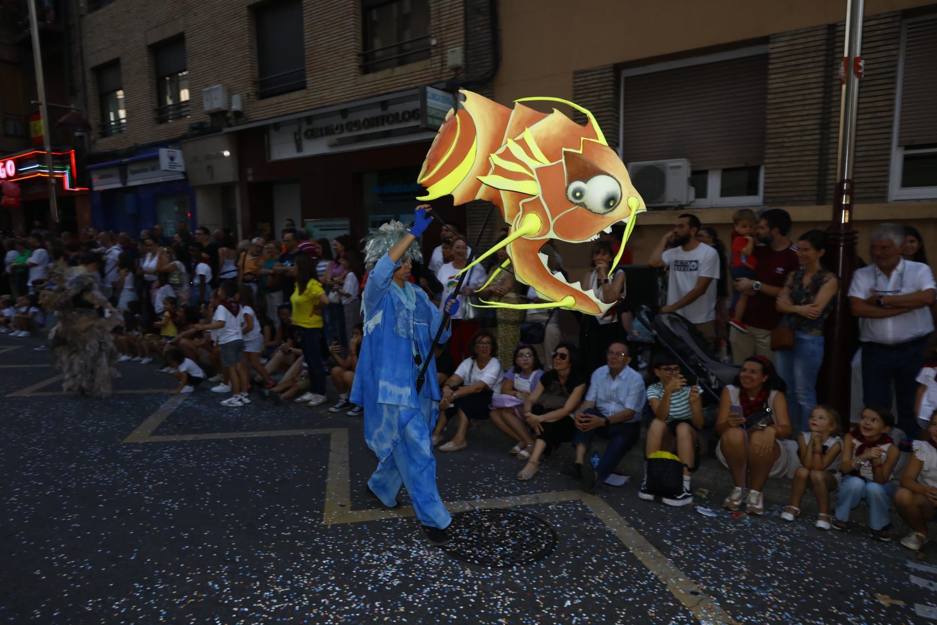 EN IMÁGENES | El desfile el pregón llena de ilusión las calles de Zaragoza