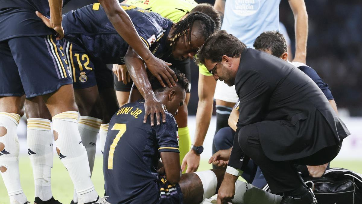 Los servicios médicos atienden a Vinicius durante el transcurso del Celta - Real Madrid.
